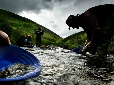 Cả người lớn và trẻ em đều đang đổ xô đến tìm vàng trên con sông Afon Wen, miền bắc xứ Wales. (Nguồn: Murdo Macleod)