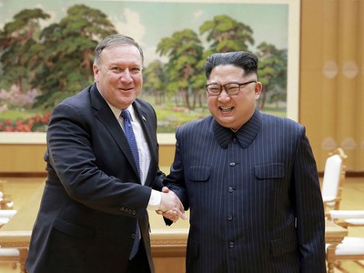 Ngoại trưởng Mỹ Mike Pompeo (trái) cho biết đã có cuộc trò chuyện cởi mở với nhà lãnh đạo Triều Tiên Kim Jong-un. (Ảnh: AFP)