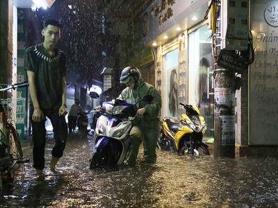 Mưa lớn, nhiều phố Hà Nội biến thành sông