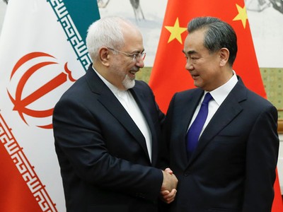 Ngoại trưởng Mohammad Javad Zarif và người đồng cấp Trung Quốc Vương Nghị tại Bắc Kinh hôm 13/5. Ảnh: AFP.