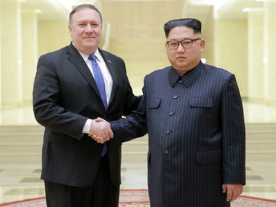 Bộ trưởng Bộ Ngoại giao Mỹ Mike Pompeo (bên trái) vừa có cuộc gặp lần thứ hai với lãnh đạo Bắc Triều Tiên Kim Jong-un.