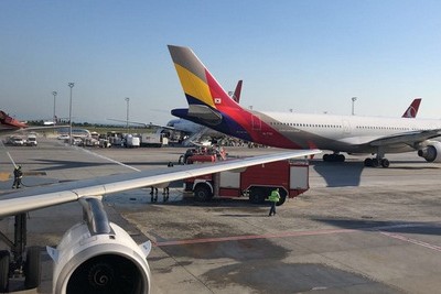 Cánh đuôi đứng bị gãy trên chiếc A321 (trái). Ảnh: Daily Sabah.