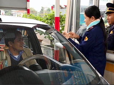 Người dân trả phí bằng tiền lẻ để phản đối vị trí đặt trạm BOT Bến Thủy. Ảnh: Hải Bình.