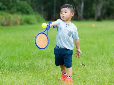 Cho trẻ tiếp xúc với các môn thể thao được những gia đình giàu có ưa thích như tennis, golf là một cách giúp con sau này dễ xây dựng được các mối giao tiếp xã hội. Ảnh: Dreamstime