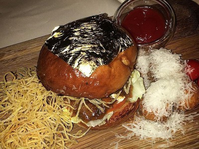 Bánh mì kẹp phủ vàng lá trong một nhà hàng ở Dubai. (Ảnh: Instagram)