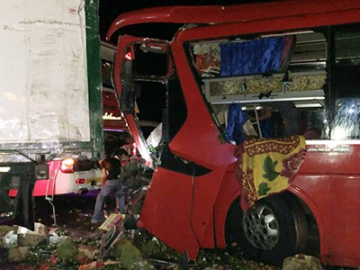 Ôtô khách hư hỏng sau tai nạn. Ảnh: Thái Thông.