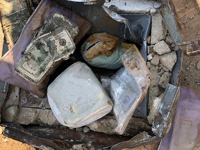 Số tiền, kim cương và ngọc bích mà vợ chồng nhà Emanuel đào được ở sân nhà khi đang trồng cây. (Nguồn: Matthew Emanuel)