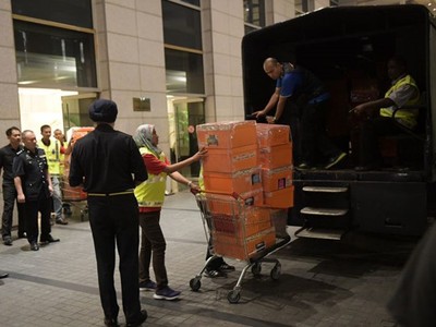 Malaysia thu gần 300 túi hàng hiệu, 72 bao tiền tại nhà cựu thủ tướng