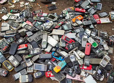 Điện thoại hỏng thường bị vứt vào các bãi rác.