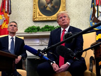 Tổng thống Mỹ Donald Trump và Tổng thư ký NATO Jens Stoltenberg. (Ảnh: Reuters)