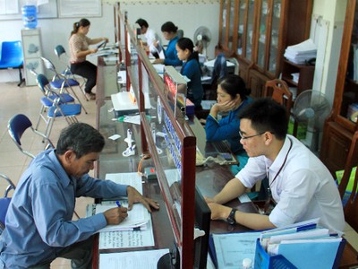 Công chức tại khu vực một cửa ở Đà Nẵng trong giờ làm việc. Ảnh: Nguyễn Đông.