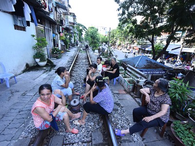 Khách Tây liều mình săn ảnh đường tàu trong phố cổ Hà Nội