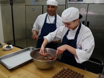 Bên trong căn bếp chế biến bữa tiệc cưới Hoàng gia Anh