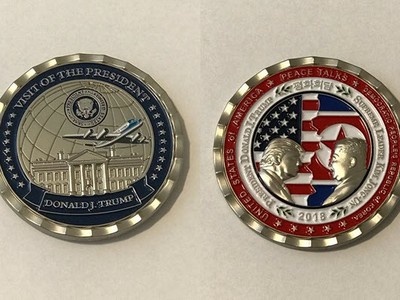 Hai mặt của đồng tiền xu lưu niệm (Ảnh: Nhà Trắng)