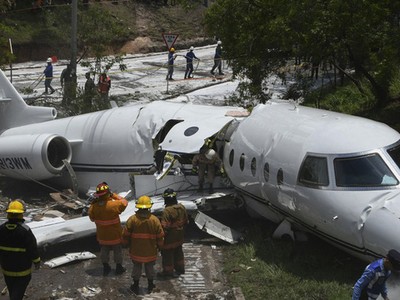 Máy bay Mỹ bị gẫy làm đôi. (Ảnh: RT)