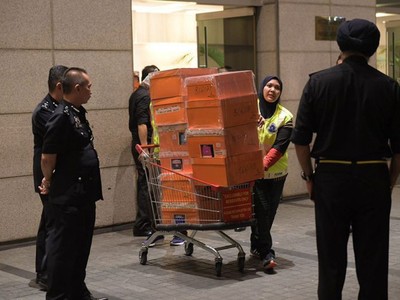 Hàng trăm túi xách hàng hiệu được tìm thấy trong nhà cựu Thủ tướng Malaysia Najib. (Ảnh: Straits Times).