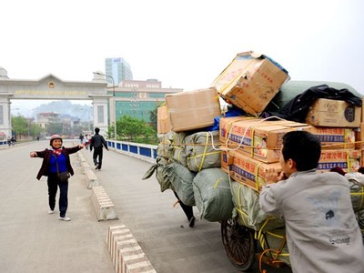 Trong quan hệ thương mại giữa Việt Nam với Trung Quốc 6 năm gần đây, Việt Nam luôn ở trong tình trạng thâm hụt thương mại nặng nề, bình quân mỗi năm thâm hụt gần 30 tỷ USD.
