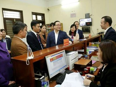 Bí thư Thành ủy Hà Nội Hoàng Trung Hải thăm bộ phận một cửa.