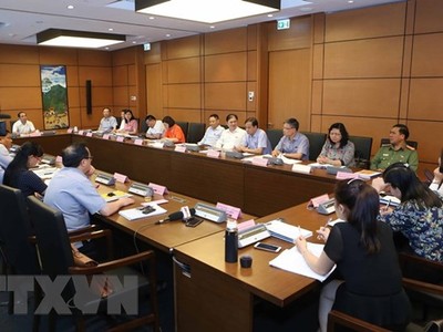 Đoàn đại biểu Quốc hội các tỉnh Bắc Ninh, Tuyên Quang, Ninh Thuận và Long An thảo luận ở tổ. (Ảnh: Doãn Tấn/TTXVN)