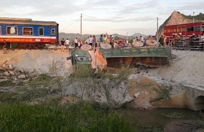 Xe chở đá bị hất văng khỏi đường ngang dân sinh. Ảnh: Lê Hoàng.