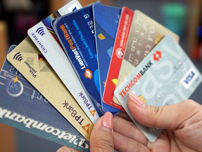 Các ngân hàng chậm nhất đến hết năm 2020 phải hoàn thành việc chuyển sang thẻ chip. Ảnh: Anh Tú.