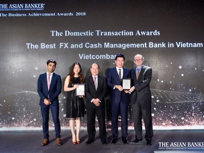Ông Phạm Mạnh Thắng, Phó tổng giám đốc Vietcombank (thứ 2 từ phải sang) và bà Phan Khánh Ngọc, Trưởng phòng Quan hệ Công chúng TSC (thứ 2 từ trái sang) nhận giải thưởng do The Asian Banker trao tặng