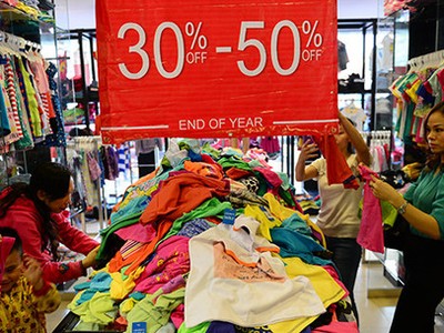 Các chuyên gia cho rằng quy định về mức trần giảm giá hiện nay đã không còn phù hợp với nền kinh tế thị trường.