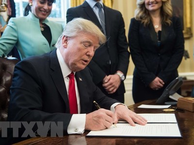 Tổng thống Mỹ Donald Trump ký sắc lệnh tại Washington, DC. (Nguồn: AFP/TTXVN)