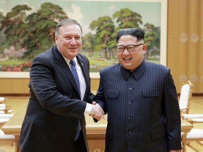 Ngoại trưởng Pompeo và nhà lãnh đạo Kim Jong-un gặp nhau tại Bình Nhưỡng (Ảnh: Reuters)
