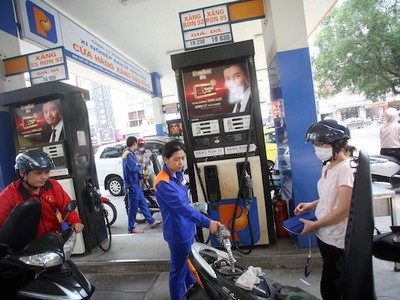 Đại diện Bộ Tài chính dẫn lại ý kiến chuyên gia cho rằng thuế môi trường xăng dầu cần từ 10.000-20.000 đồng/lít đã gặp phản ứng gay gắt từ dư luận.