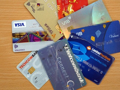 Một số cá nhân giao bán lại thẻ ngân hàng với giá từ 2 đến 3,5 triệu đồng. Ảnh: Anh Tú.