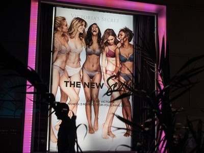 Một poster quảng cáo sản phẩm của Victoria's Secret. Ảnh: Bloomberg