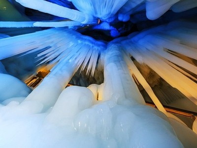 Động băng không bao giờ tan ngay cả giữa hè ở Trung Quốc