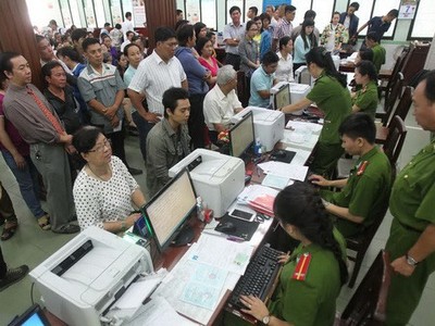 Người dân đăng ký làm thẻ căn cước tại PC64. Ảnh: Hoàng Triều