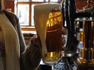 Pháp đã cấm quảng cáo bia rượu gần 30 năm nay. Ảnh: Reuters