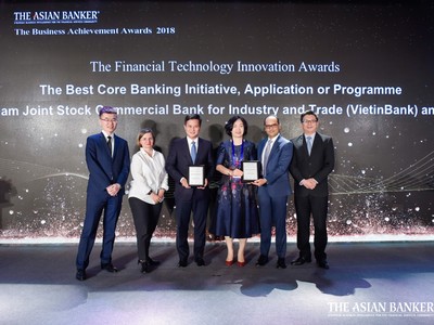 Hai đại diện của VietinBank là ông Trần Công Quỳnh Lân và bà Trần Thị Minh Đức (đứng giữa) nhận Giải Thưởng “Chương trình đổi mới Core Banking tốt nhất” từ The Asian Banker