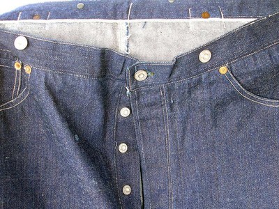 Cận cảnh chiếc quần jeans được một đại gia Đông Nam Á mua với giá gần 2,3 tỷ đồng. (Nguồn: WJLA)