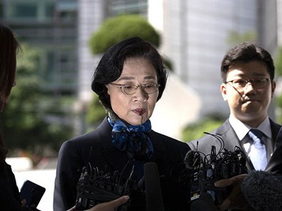 Lee Myung-hee tỏ ra bình tĩnh, liên tục cúi đầu nói xin lỗi khi xuất hiện tại trụ sở cảnh sát Seoul sáng 28/5. Ảnh: Korea Times.