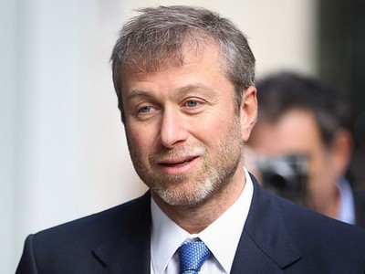 Tỷ phí Abramovich mua lại Chelsea từ năm 2003. Việc xin gia hạn thị thực Anh đã hết hạn của ông đang bị kéo dài bất thường. Ảnh: AFP.