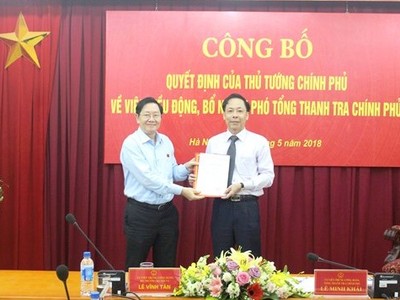 Thừa ủy quyền của Thủ tướng Chính phủ, Bộ trưởng Bộ Nội vụ Lê Vĩnh Tân trao  quyết định và chúc mừng tân Phó Tổng Thanh tra Chính phủ Trần Ngọc Liêm.