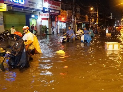 Chiều 19/5, mưa ngập tới yên xe mà thống kê chỉ ngập từ 0,1-0,25m (ảnh: Trương Nhân)