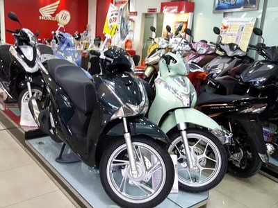 Trong khi xe tay ga của các thương hiệu Piaggio, SYM, Suzuki không tăng giá, thì xe tay ga của Honda Việt Nam tăng mạnh.