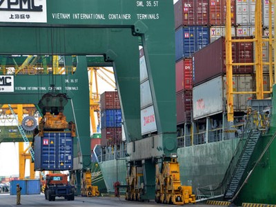 Tái cơ cấu kinh tế: Bao giờ doanh nghiệp nhà nước hết ở thế “bám đuôi“?