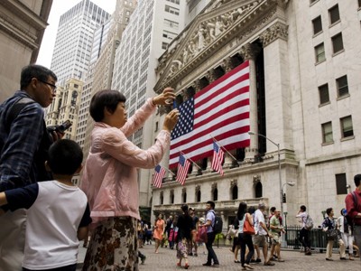 Khách du lịch Trung Quốc chụp ảnh bên ngoài Sở Giao dịch Chứng khoán New York ngày 8/7/2016. Ảnh: Reuters. 