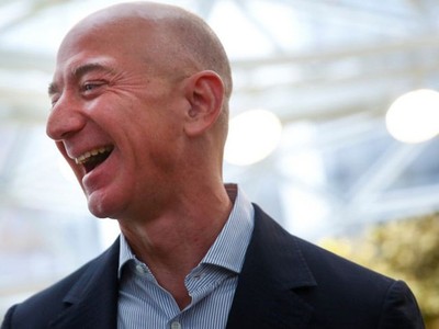 “Chúng ta phải quay trở lại mặt trăng, và đã đến lúc phải ở lại đó”, tỷ phú Jeff Bezos nói.
