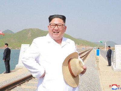 Ông Kim Jong-un thị sát cây cầu đường sắt mới hoàn thành của Triều Tiên trong tháng 5 (Ảnh: KCNA).