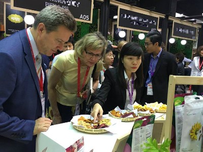 Khách tham quan và dùng thử các sản phẩm sấy của Việt Nam.