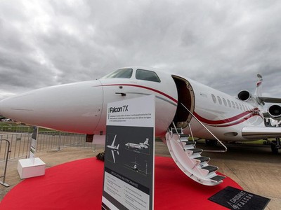 Một máy bay Falcon 7X (Ảnh: Bloomberg).