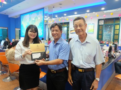 Du khách nhận FanID từ đơn vị lữ hành trước hành trình khám phá xứ sở bạch dương.