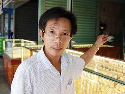 Chủ tiệm kim hoàn cho biết đã mất gần 300 đôi bông tai. Ảnh: Xuân Ngọc.